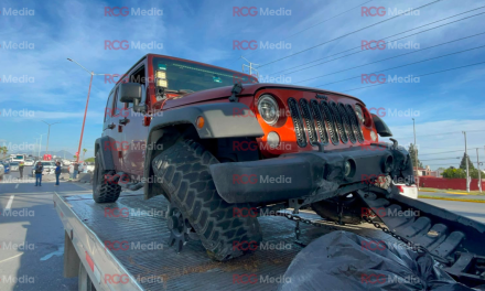 Conductora ebria provoca aparatoso accidente en el bulevar Fundadores