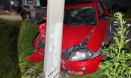 Destroza y abandona su automóvil