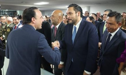 Carlos Villarreal asiste a toma de protesta de Miguel Riquelme en Torreón