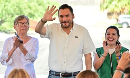 Carlos Villarreal entrega obra de pavimentación en la colonia Calderón