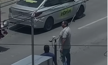 Conductor detiene su auto e intenta agredir a bomberos durante servicio