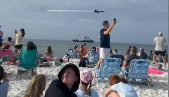 Pasó rozando: avión de los Blue Angels hizo volar la arena en Florida