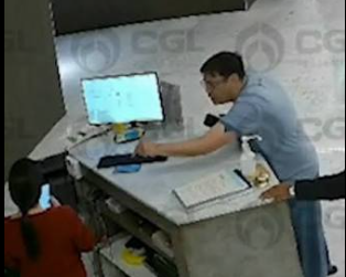 Captan agresión de un hombre contra recepcionista en edificio de Santa Fe