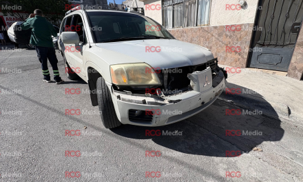 Ignora el alto y provoca choque con motociclista en la Federico Berrueto