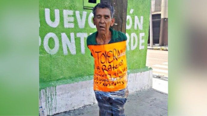 Encuentran a presunto delincuente amarrado a un poste en el centro de Monterrey