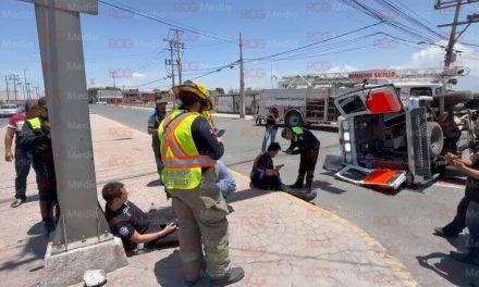 Volcadura de ambulancia moviliza a cuerpos de emergencia en Saltillo