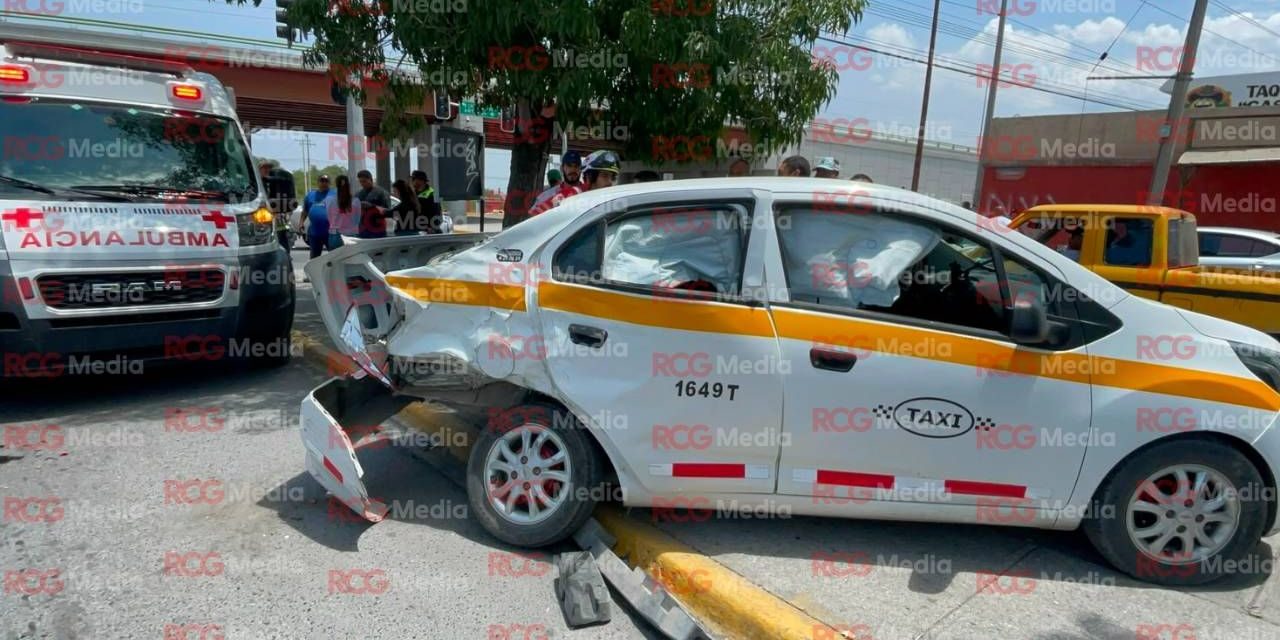 Saltillo: Taxi acaba sobre camellón en el bulevar Solidaridad