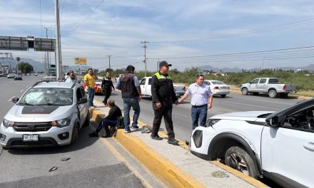 Conductor ocasiona fuerte accidente en Nazario Ortiz Garza