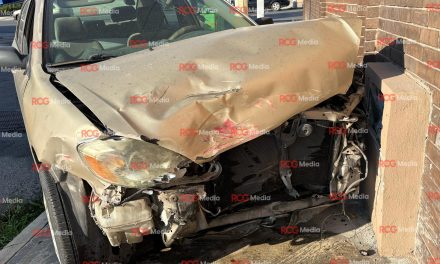 Auto se pasa el rojo y ocasiona accidente en el centro de Saltillo