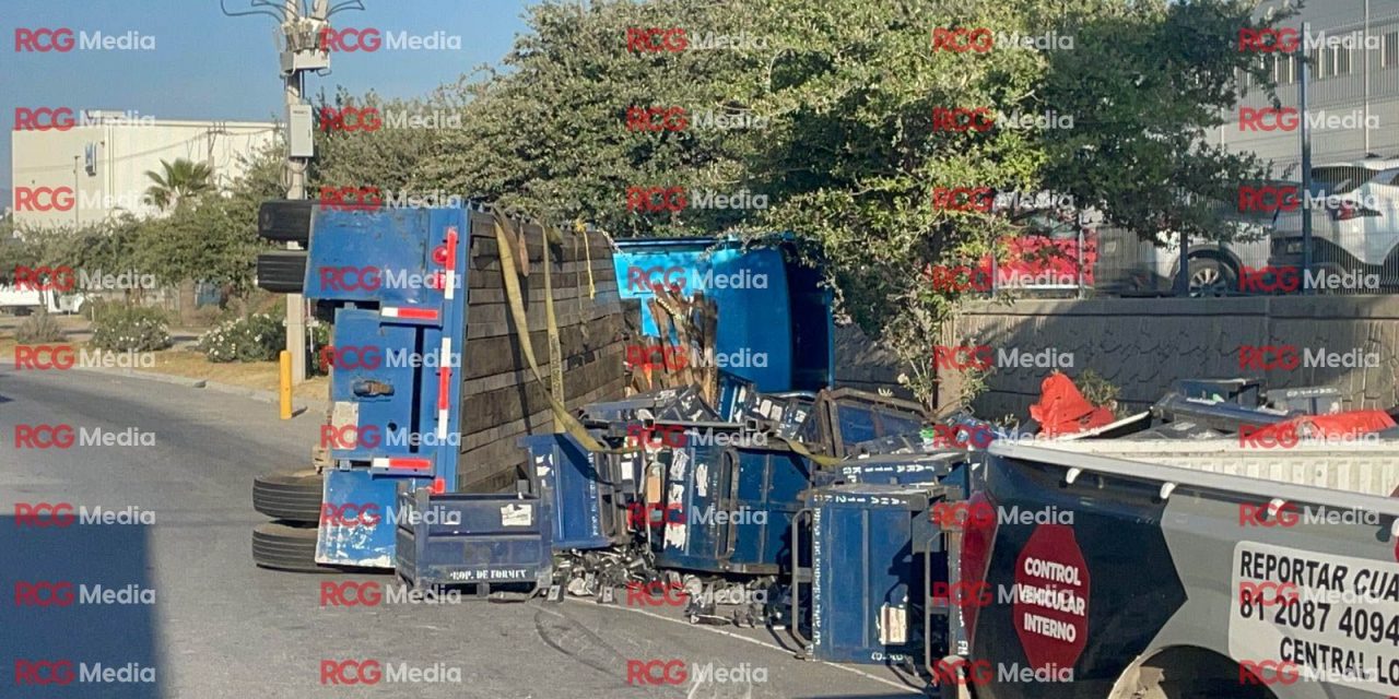 Vuelca camión durante la mañana de este viernes en la entrada del Parque Industrial Santa María