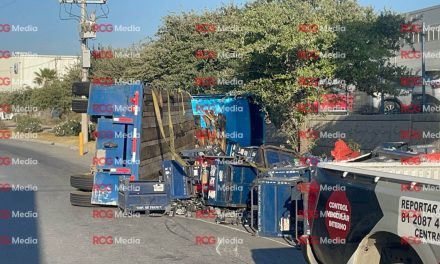 Vuelca camión durante la mañana de este viernes en la entrada del Parque Industrial Santa María