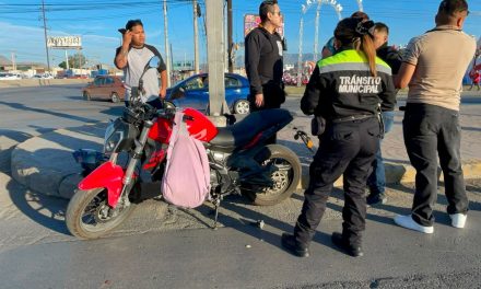 Choca a motociclista y huye pero es alcanzado por las autoridades