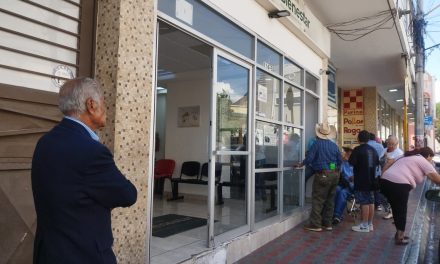 Adultos Mayores inconformes tras no recibir pago de la pensión del Bienestar