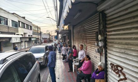 Adultos Mayores llegan con la esperanza de recibir su pago del Bienestar en Saltillo