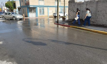 Aguas negras provocan molestia en comerciantes y transeúntes del centro de Ramos Arizpe