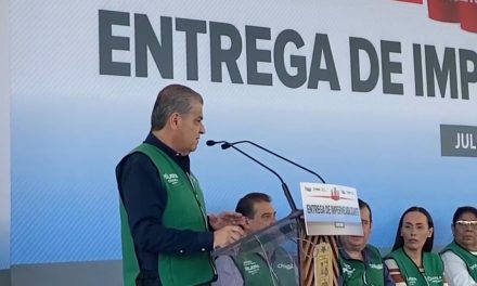 Alcalde de Torreón entrega impermeabilizante a bajo costo