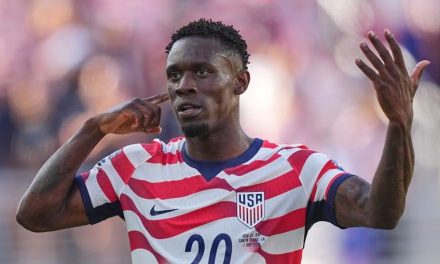 ¿Mano negra? FIFA ‘perdona’ a Folarin Balogun y a pesar de ser expulsado podrá jugar contra Bélgica
