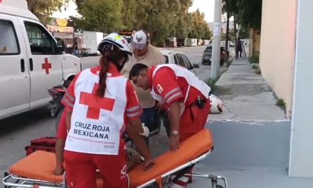 Canino se atraviesa y provoca caída de motociclista en Parras