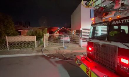 Celular explota mientras cargaba provoca incendio en habitación
