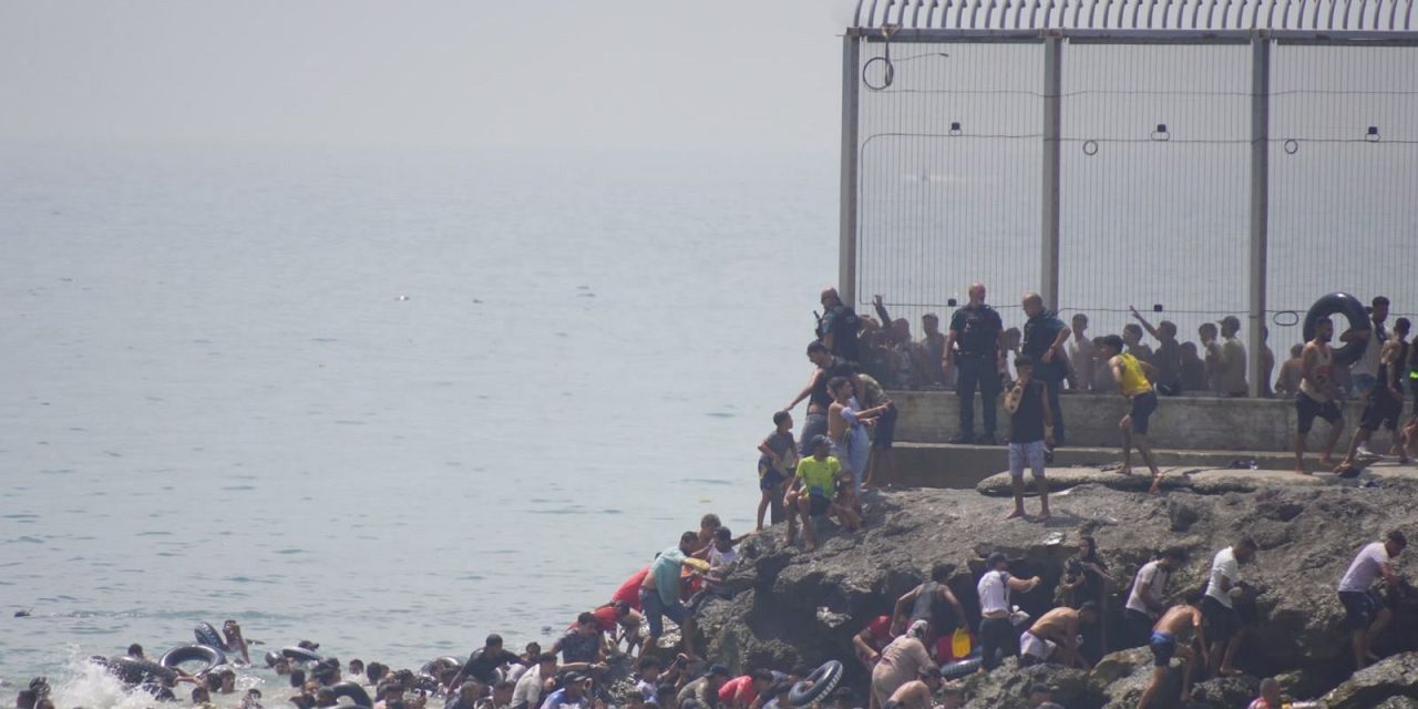 Cruzan miles de migrantes a España y piden declarar ‘emergencia nacional’