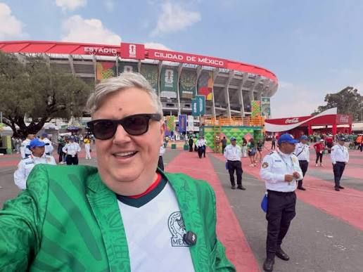 Fanático de Inglaterra rompe en llanto en el Azteca por el triunfo de México