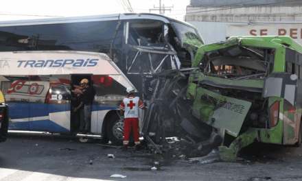 Choque de camiones en el centro de Monterrey deja tres prensados