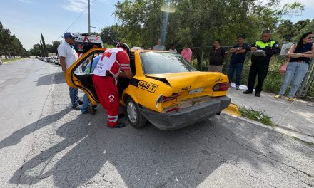 Chocan tres vehículos al norte de Saltillo y terminan con lesionados