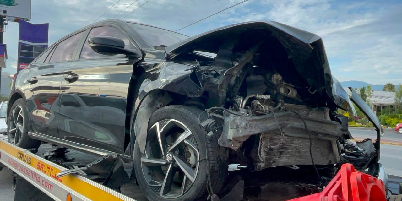 Se pasa el rojo y ocasiona un accidente al norte de Saltillo