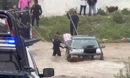 Saltillo: Alcalde reconoce a elementos que ayudaron a ciudadano atrapado por fuertes lluvias