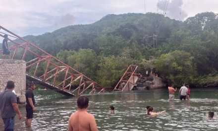 Colapsa puente peatonal en la playa de Colima; reportan dos lesionados leves