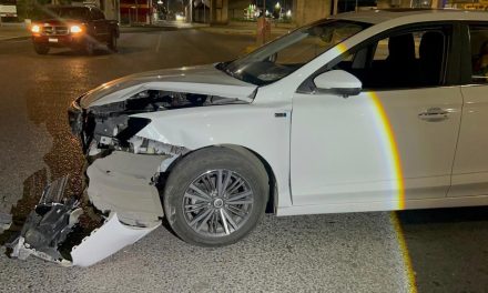 Confusión en semáforo provoca accidente en el Distribuidor Vial El Sarape