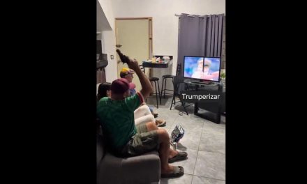 Aficionado mexicano balea su televisor tras la eliminación ante Inglaterra (video)