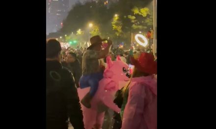Nace el ‘Domador de Ajolotes’ durante festejos del Tri en la CDMX (video)