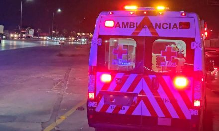 Ebrio destroza su automóvil tras chocar contra un semáforo en Saltillo