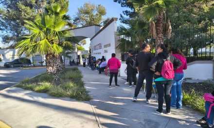 Largas filas para la entrega de la beca ‘Rita Cetina’ en Saltillo