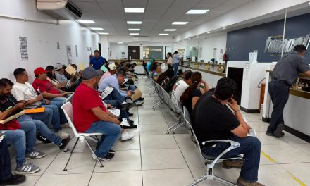 Trabajadores llenan el FONACOT para solicitar préstamos