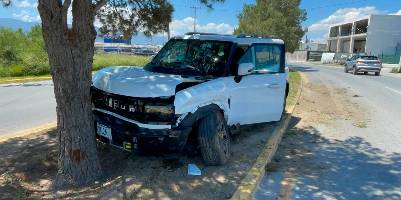 Exceso de velocidad ocasiona que camioneta se impacte contra árbol en Saltillo