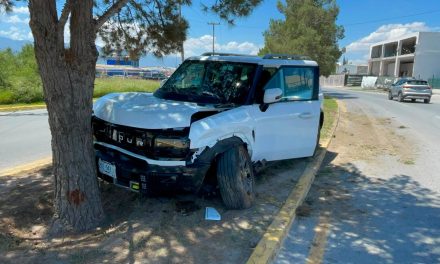 Exceso de velocidad ocasiona que camioneta se impacte contra árbol en Saltillo