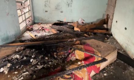 Vecinos combaten incendio con cubetas al sur de Saltillo