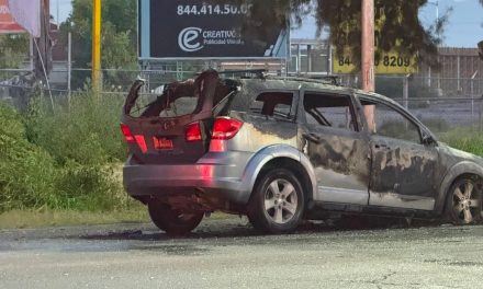 Camioneta se incendia en V Carranza