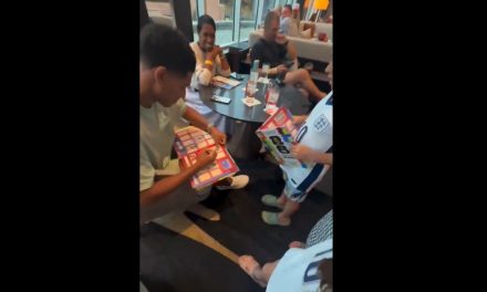 Jude Bellingham protagoniza un emotivo gesto con dos jóvenes aficionados en un restaurante