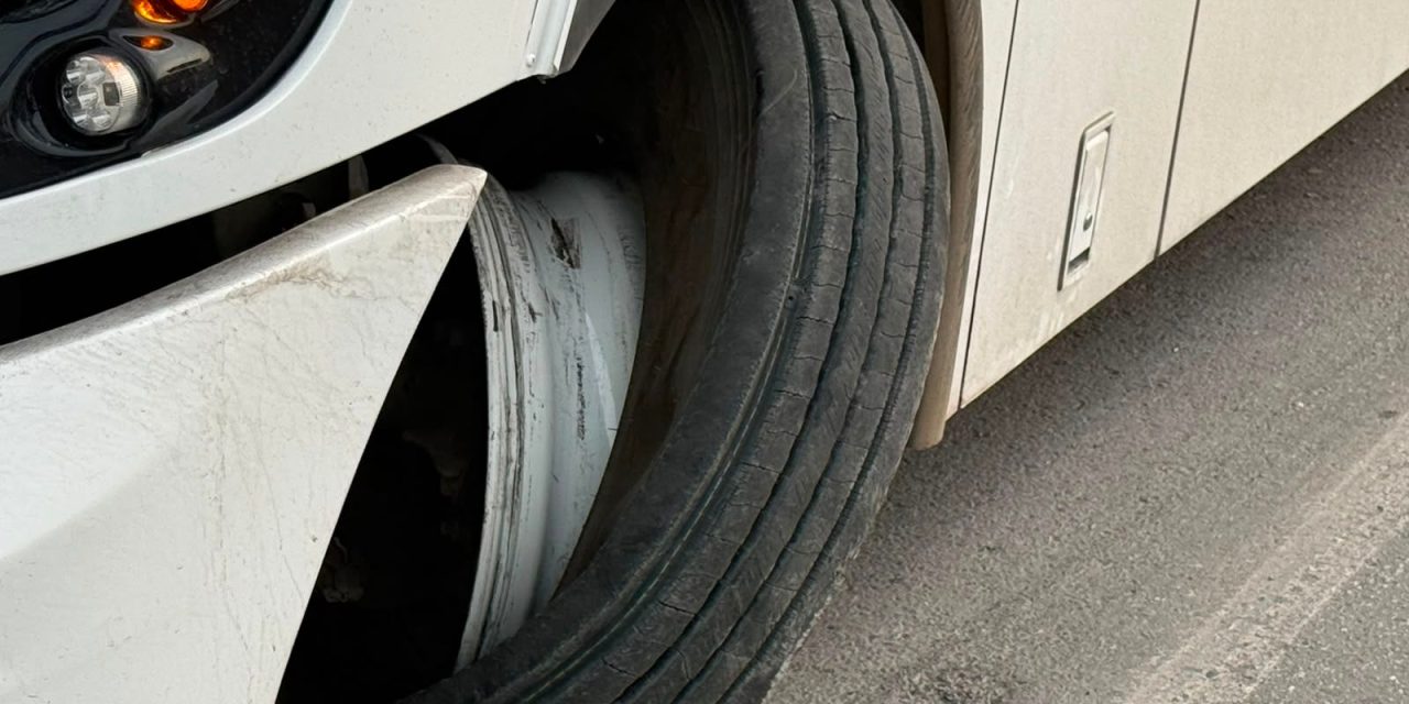 Transporte de personal sufre la pérdida de una llanta en Saltillo