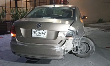 Saltillo: Hombre choca auto estacionado y trata de huir pero los daños no lo dejan escapar