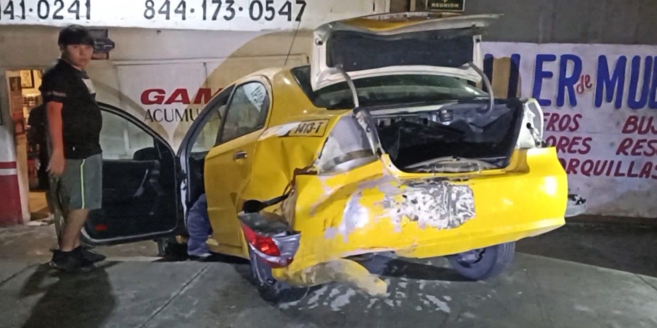 Saltillo: Hombre en estado de ebriedad manda a taxi sobre la banqueta por no frenar a tiempo