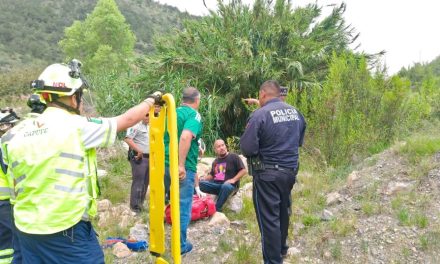 Maniobra evasiva lo manda a un barranco en la carretera 57