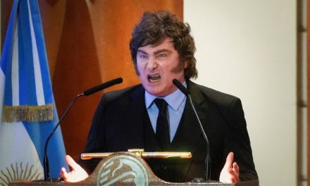Acusa Javier Milei a Brasil y México de financiar una ‘campaña antiargentina’