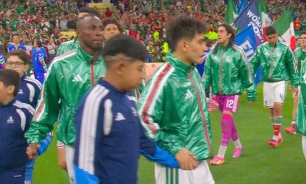 ¿Lo vieron? Gil Mora salió al partido con un niño ‘de su mismo tamaño’ (video)