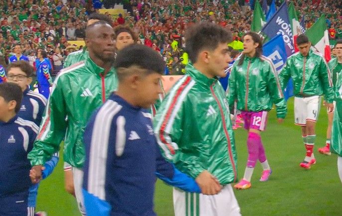 ¿Lo vieron? Gil Mora salió al partido con un niño ‘de su mismo tamaño’ (video)