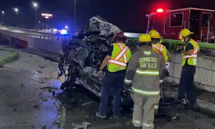 Muere joven tras brutal choque e incendio; su auto quedó partido en dos
