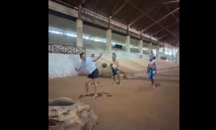 Ochoa sorprende al practicar el ancestral pok-ta-pok en Quintana Roo